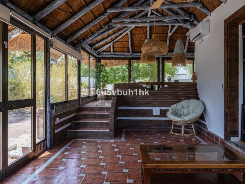 Stunning finca located in Cortijuelo de la Alcaparra with a total area of ​​1,727 m². The property has 820 m² built, distributed over two floors that house two independent homes, perfect for large families or as an investment opportunity.