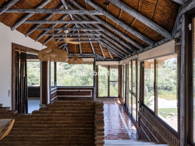 Stunning finca located in Cortijuelo de la Alcaparra with a total area of ​​1,727 m². The property has 820 m² built, distributed over two floors that house two independent homes, perfect for large families or as an investment opportunity.