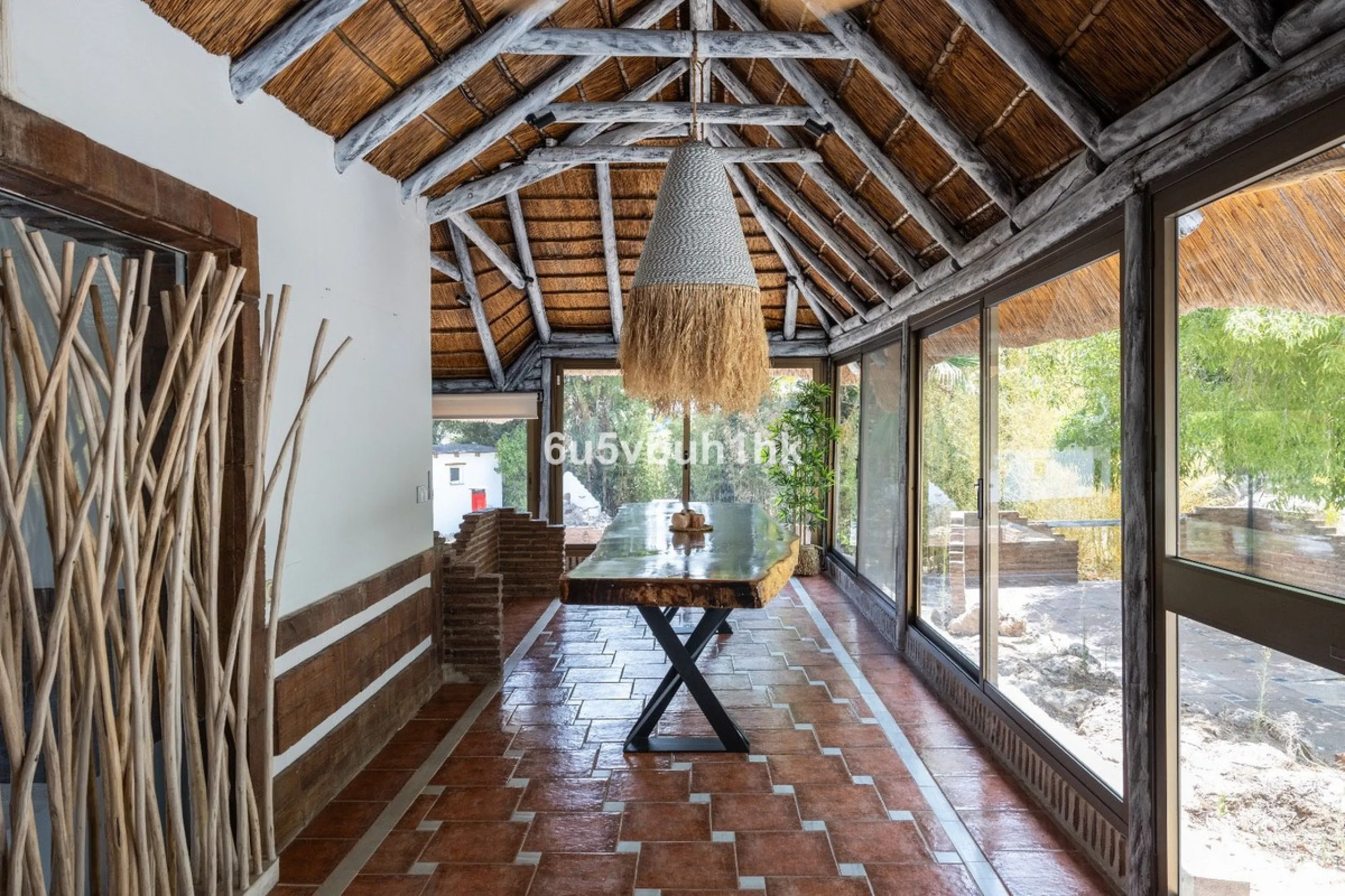 Stunning finca located in Cortijuelo de la Alcaparra with a total area of ​​1,727 m². The property has 820 m² built, distributed over two floors that house two independent homes, perfect for large families or as an investment opportunity.