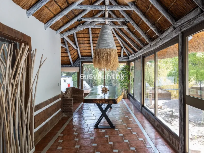 Stunning finca located in Cortijuelo de la Alcaparra with a total area of ​​1,727 m². The property has 820 m² built, distributed over two floors that house two independent homes, perfect for large families or as an investment opportunity.