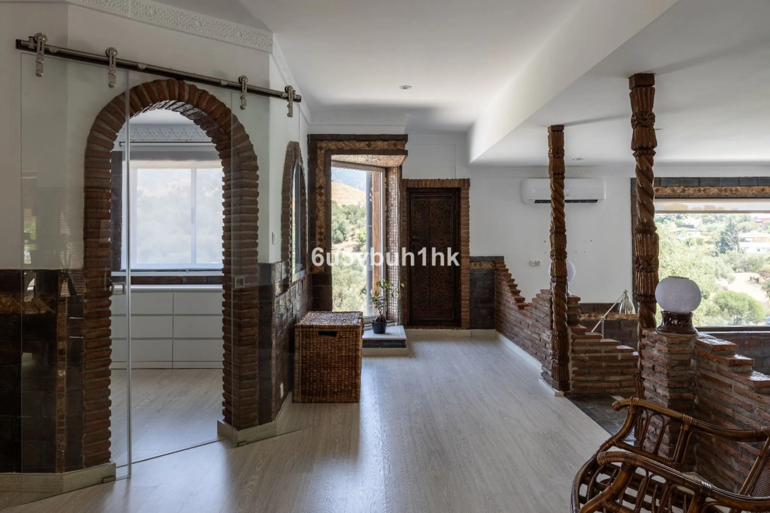 Stunning finca located in Cortijuelo de la Alcaparra with a total area of ​​1,727 m². The property has 820 m² built, distributed over two floors that house two independent homes, perfect for large families or as an investment opportunity.