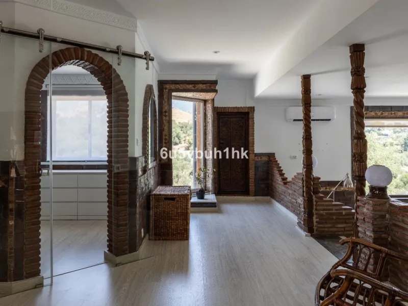 Stunning finca located in Cortijuelo de la Alcaparra with a total area of ​​1,727 m². The property has 820 m² built, distributed over two floors that house two independent homes, perfect for large families or as an investment opportunity.
