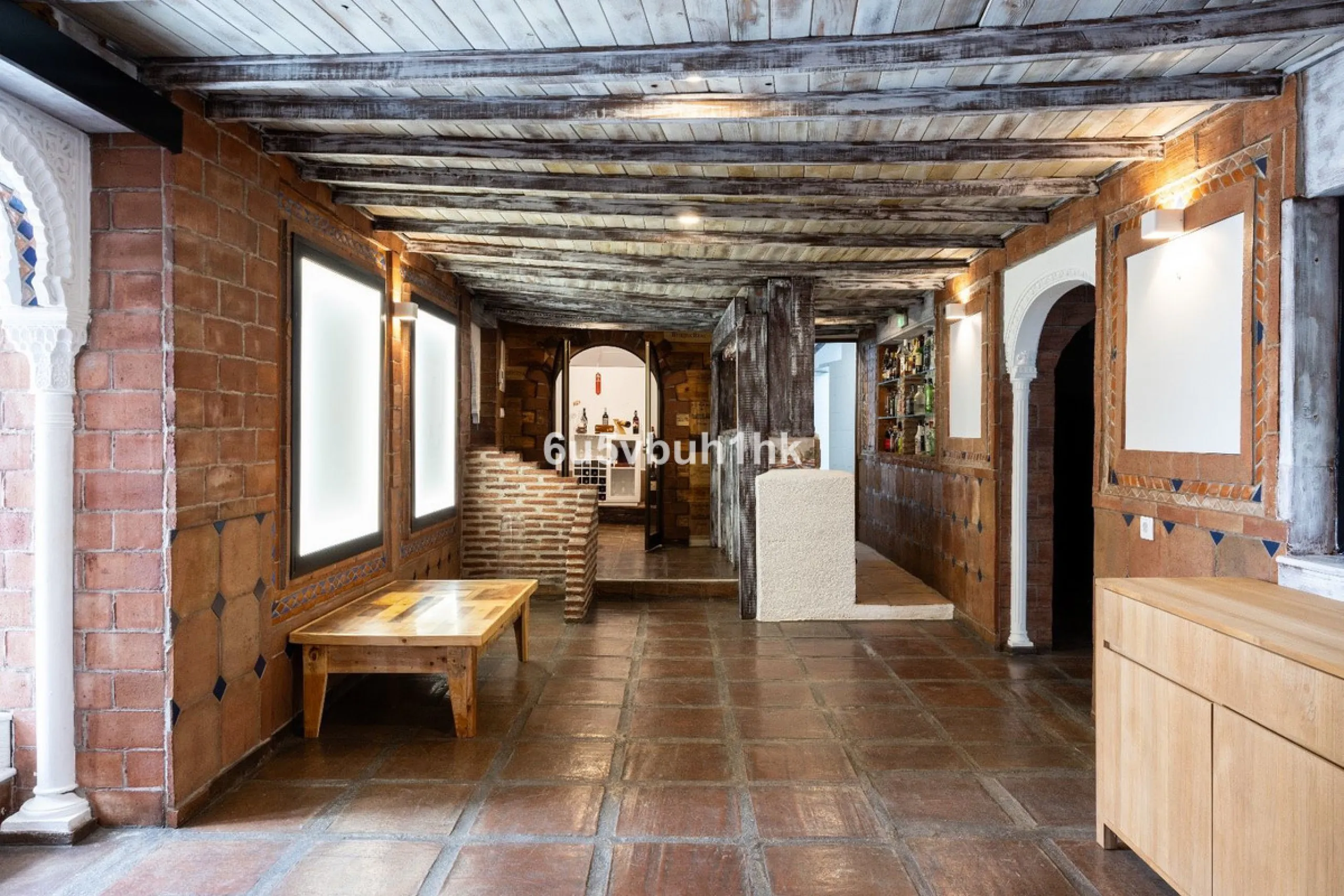Stunning finca located in Cortijuelo de la Alcaparra with a total area of ​​1,727 m². The property has 820 m² built, distributed over two floors that house two independent homes, perfect for large families or as an investment opportunity.