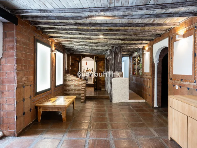 Stunning finca located in Cortijuelo de la Alcaparra with a total area of ​​1,727 m². The property has 820 m² built, distributed over two floors that house two independent homes, perfect for large families or as an investment opportunity.