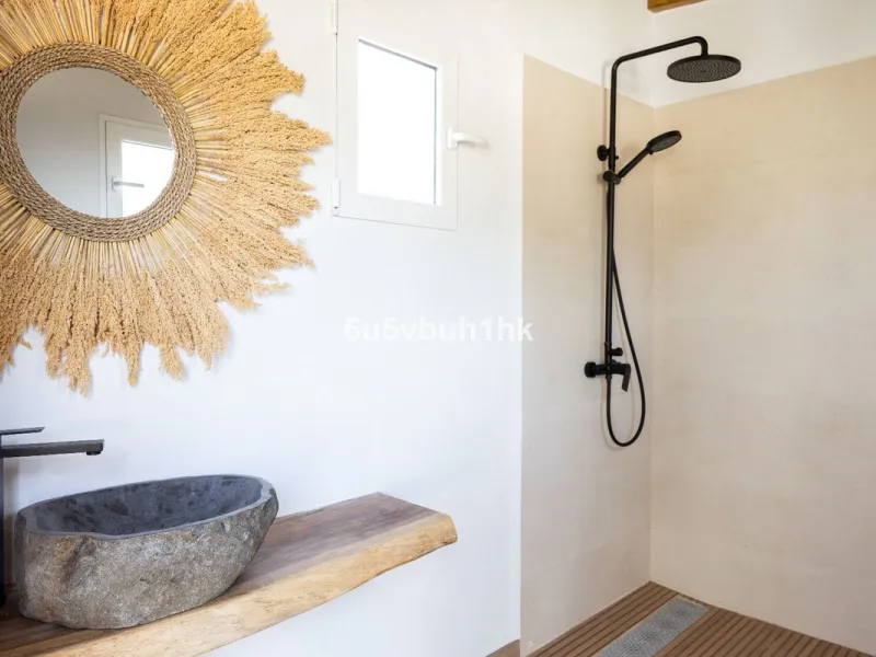 Stunning finca located in Cortijuelo de la Alcaparra with a total area of ​​1,727 m². The property has 820 m² built, distributed over two floors that house two independent homes, perfect for large families or as an investment opportunity.