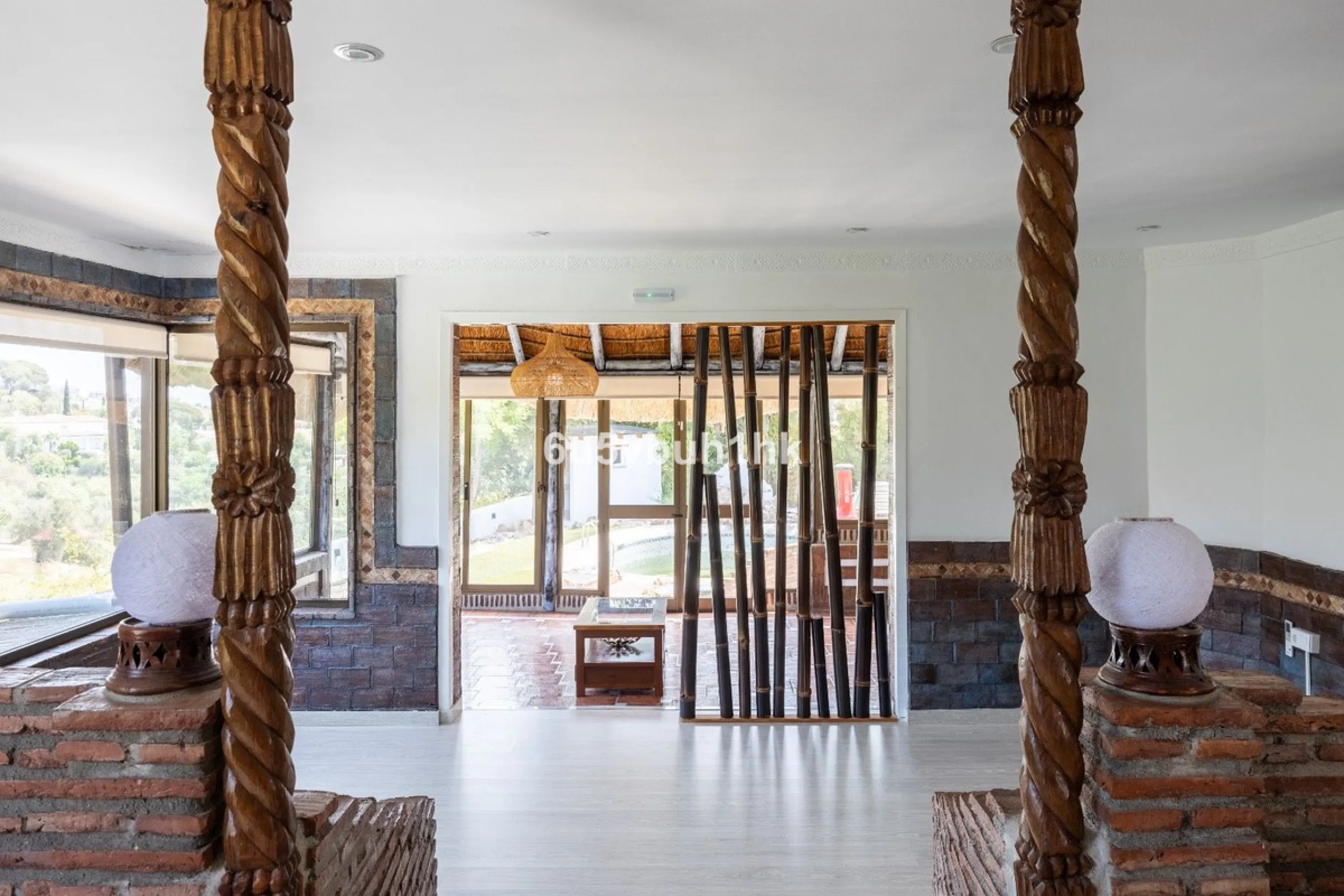 Stunning finca located in Cortijuelo de la Alcaparra with a total area of ​​1,727 m². The property has 820 m² built, distributed over two floors that house two independent homes, perfect for large families or as an investment opportunity.
