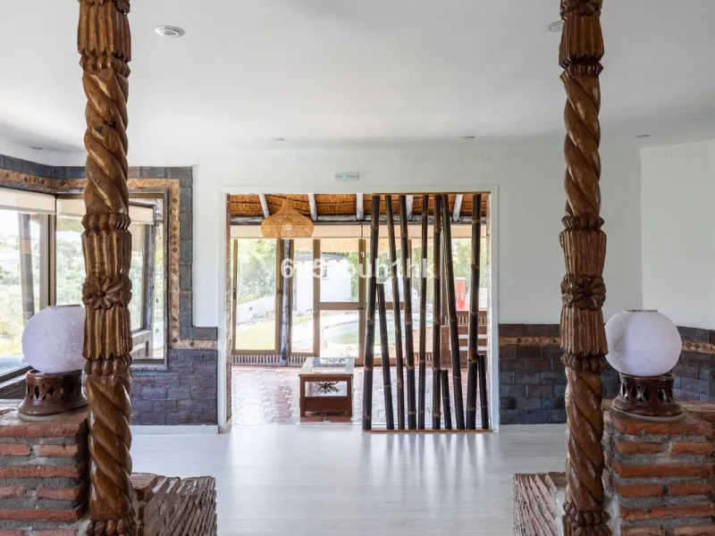 Stunning finca located in Cortijuelo de la Alcaparra with a total area of ​​1,727 m². The property has 820 m² built, distributed over two floors that house two independent homes, perfect for large families or as an investment opportunity.