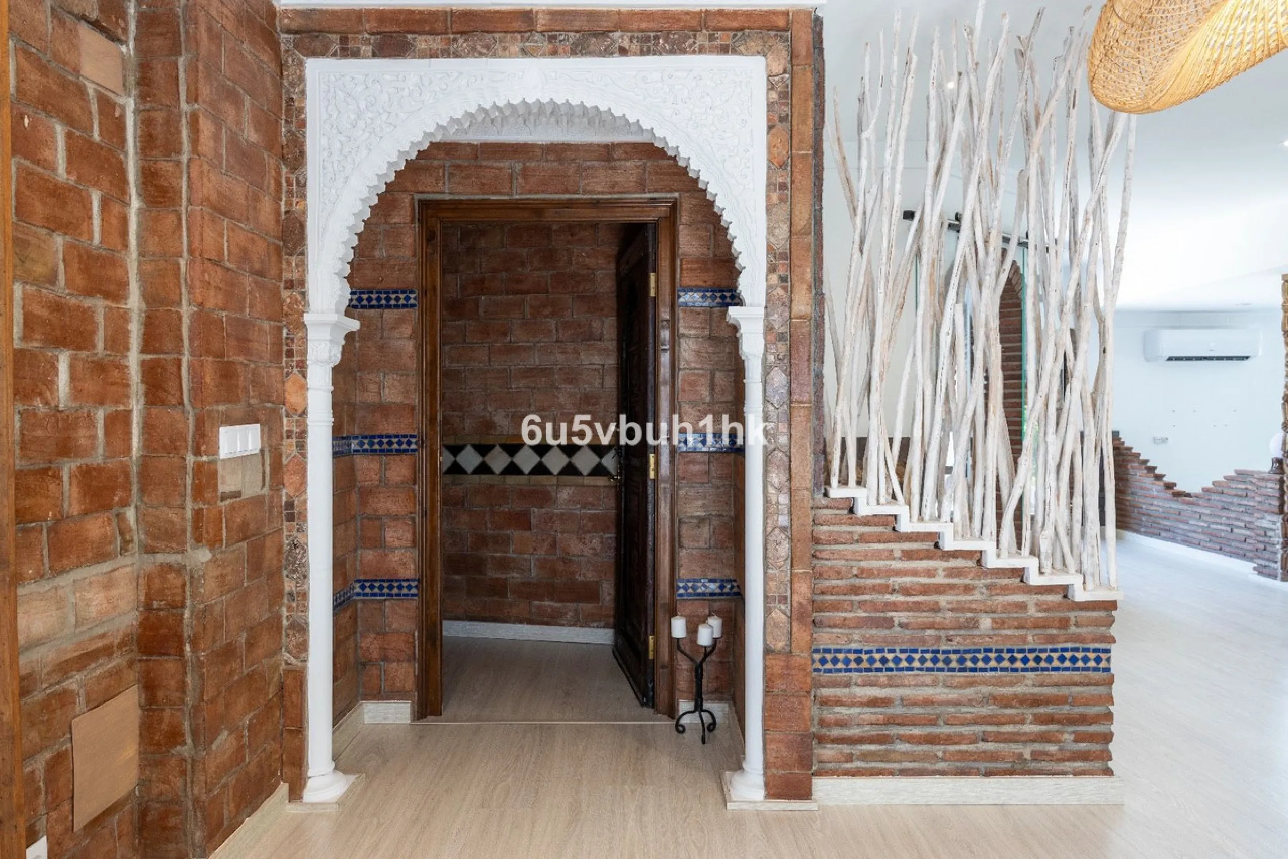 Stunning finca located in Cortijuelo de la Alcaparra with a total area of ​​1,727 m². The property has 820 m² built, distributed over two floors that house two independent homes, perfect for large families or as an investment opportunity.