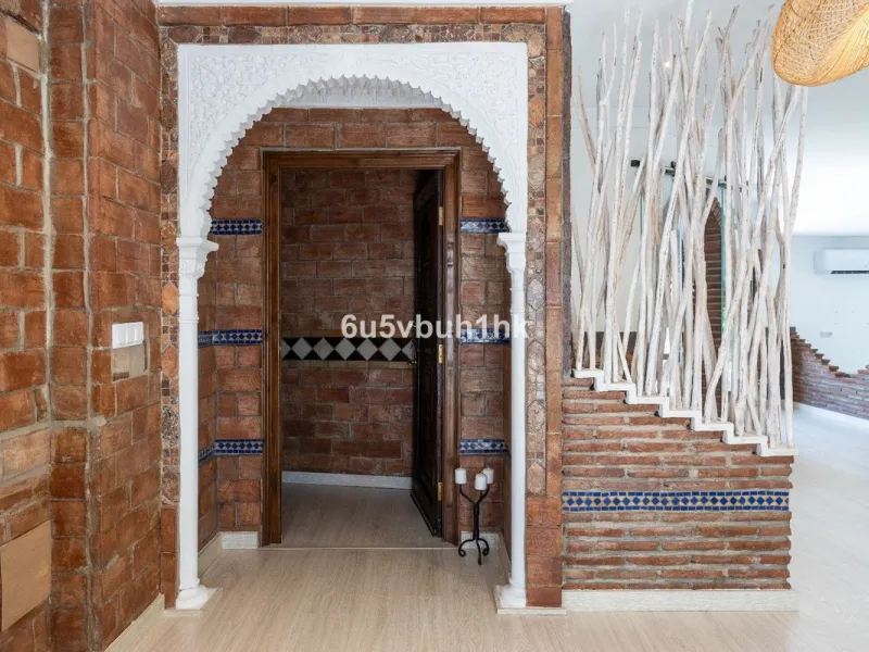 Stunning finca located in Cortijuelo de la Alcaparra with a total area of ​​1,727 m². The property has 820 m² built, distributed over two floors that house two independent homes, perfect for large families or as an investment opportunity.