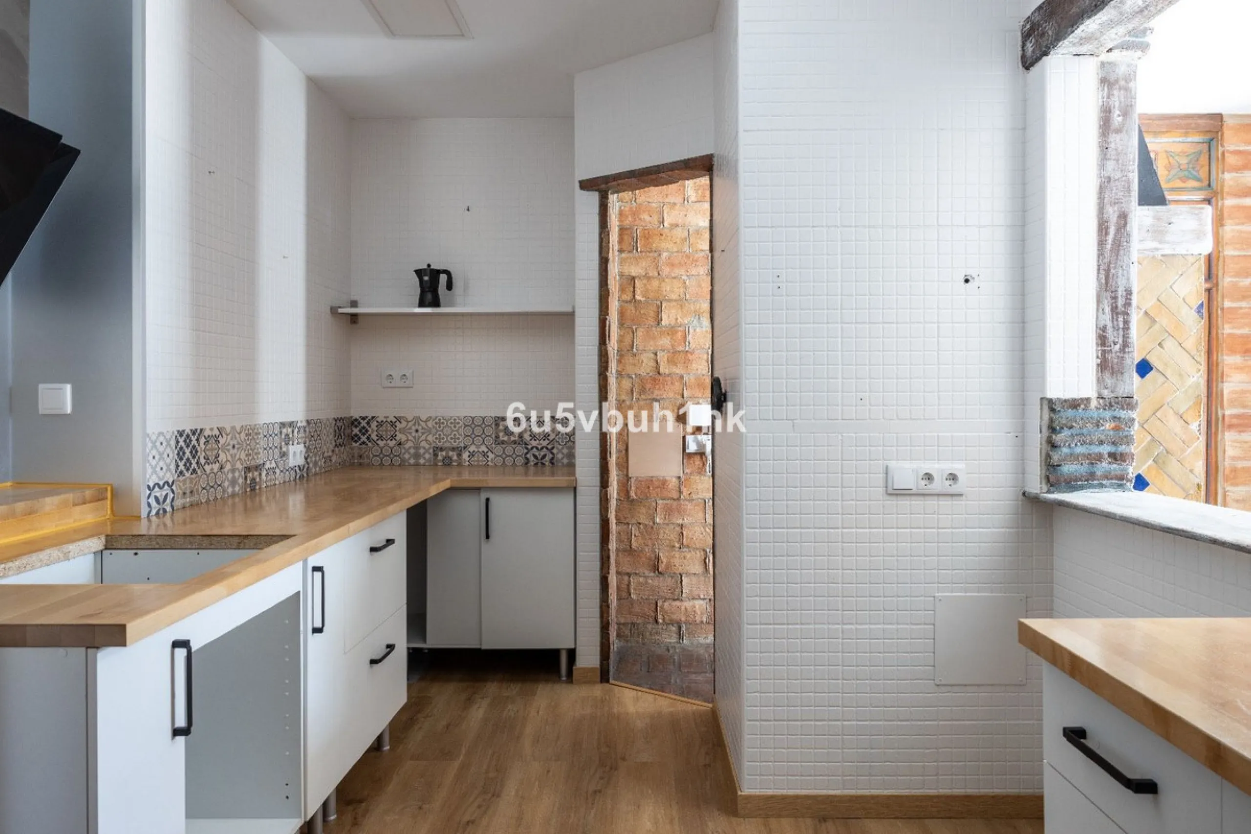Stunning finca located in Cortijuelo de la Alcaparra with a total area of ​​1,727 m². The property has 820 m² built, distributed over two floors that house two independent homes, perfect for large families or as an investment opportunity.