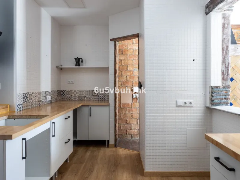 Stunning finca located in Cortijuelo de la Alcaparra with a total area of ​​1,727 m². The property has 820 m² built, distributed over two floors that house two independent homes, perfect for large families or as an investment opportunity.