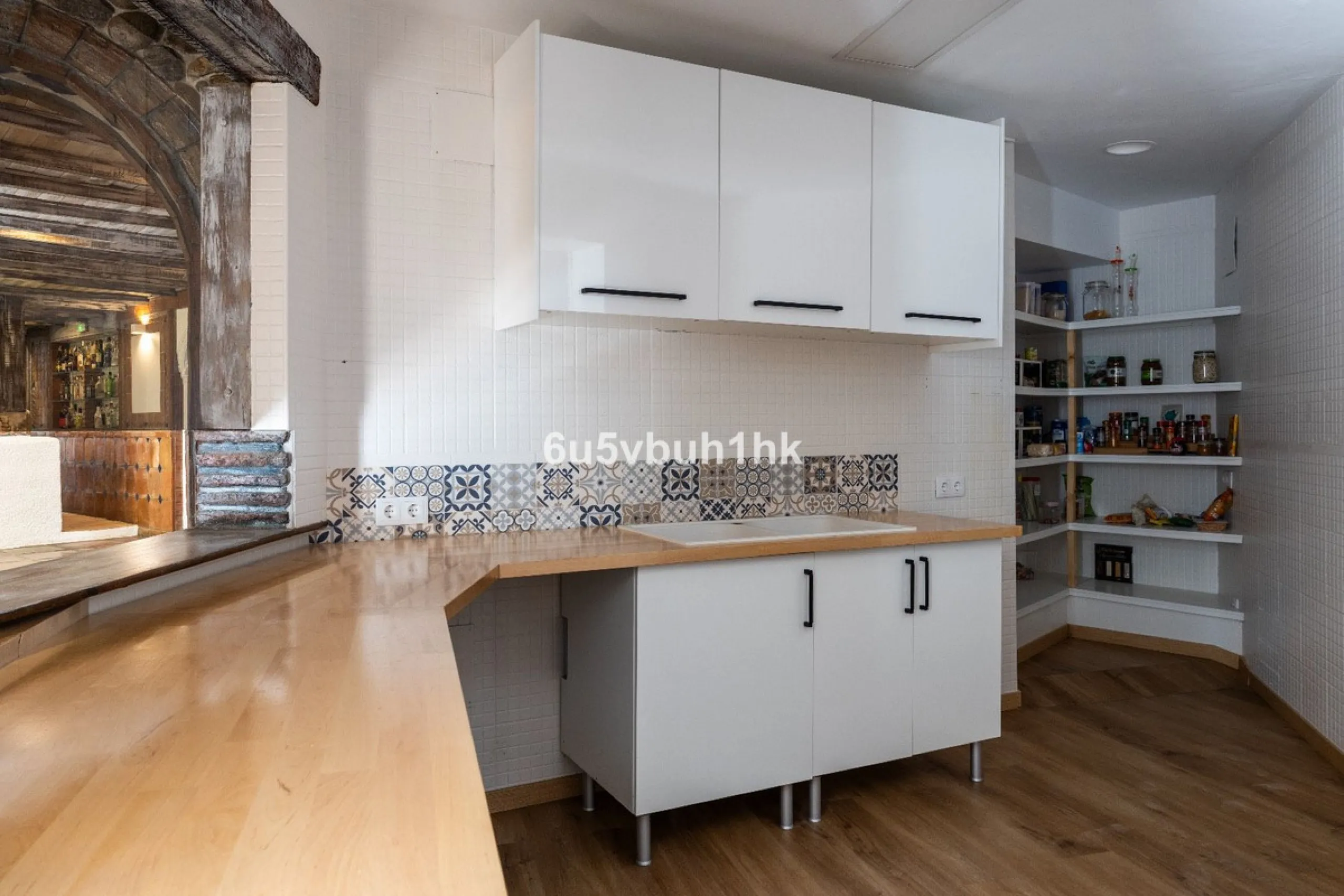 Stunning finca located in Cortijuelo de la Alcaparra with a total area of ​​1,727 m². The property has 820 m² built, distributed over two floors that house two independent homes, perfect for large families or as an investment opportunity.