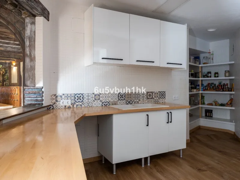 Stunning finca located in Cortijuelo de la Alcaparra with a total area of ​​1,727 m². The property has 820 m² built, distributed over two floors that house two independent homes, perfect for large families or as an investment opportunity.