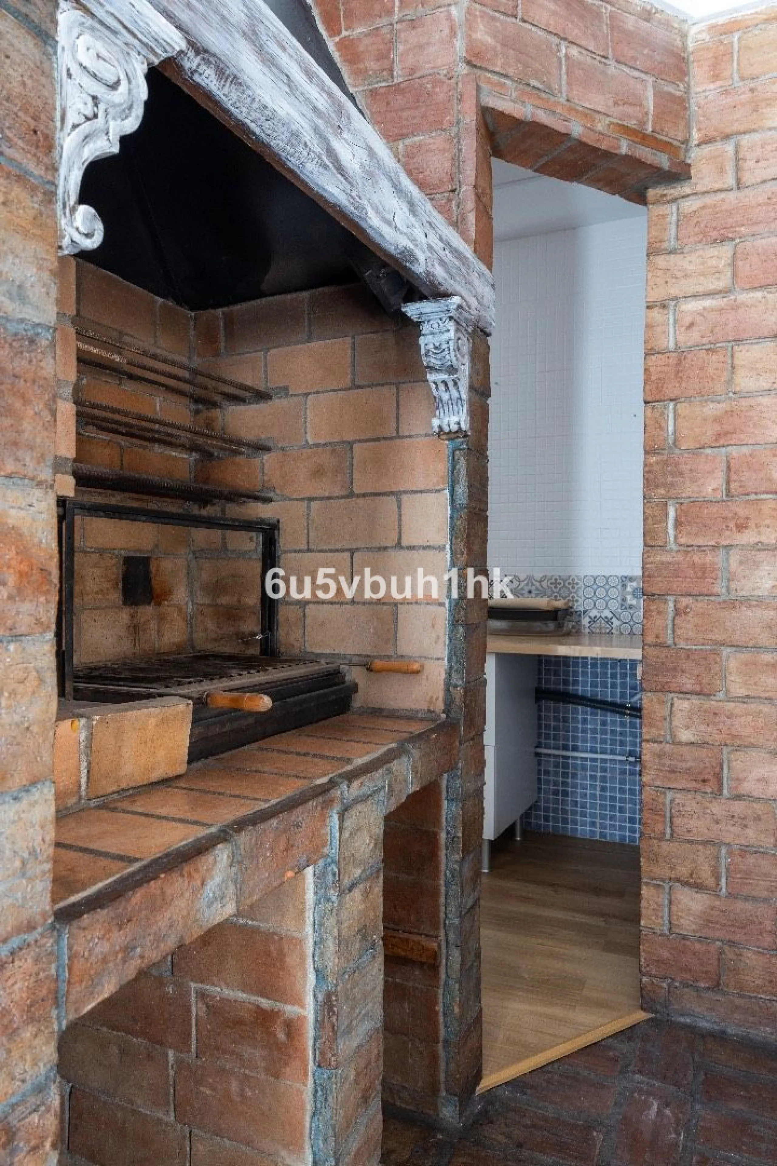 Stunning finca located in Cortijuelo de la Alcaparra with a total area of ​​1,727 m². The property has 820 m² built, distributed over two floors that house two independent homes, perfect for large families or as an investment opportunity.