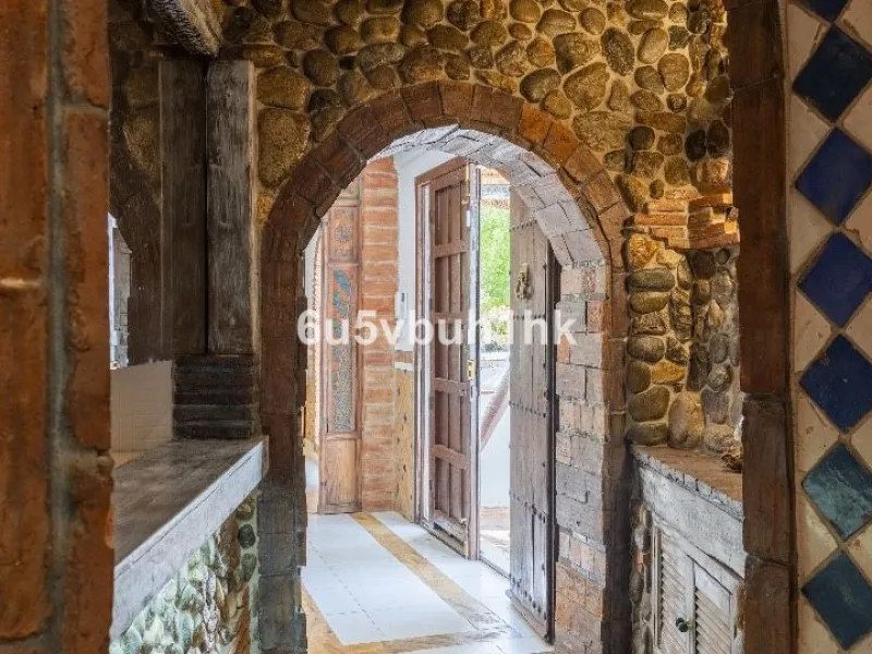 Stunning finca located in Cortijuelo de la Alcaparra with a total area of ​​1,727 m². The property has 820 m² built, distributed over two floors that house two independent homes, perfect for large families or as an investment opportunity.
