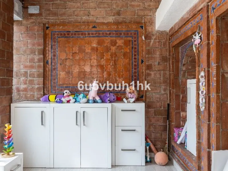 Stunning finca located in Cortijuelo de la Alcaparra with a total area of ​​1,727 m². The property has 820 m² built, distributed over two floors that house two independent homes, perfect for large families or as an investment opportunity.