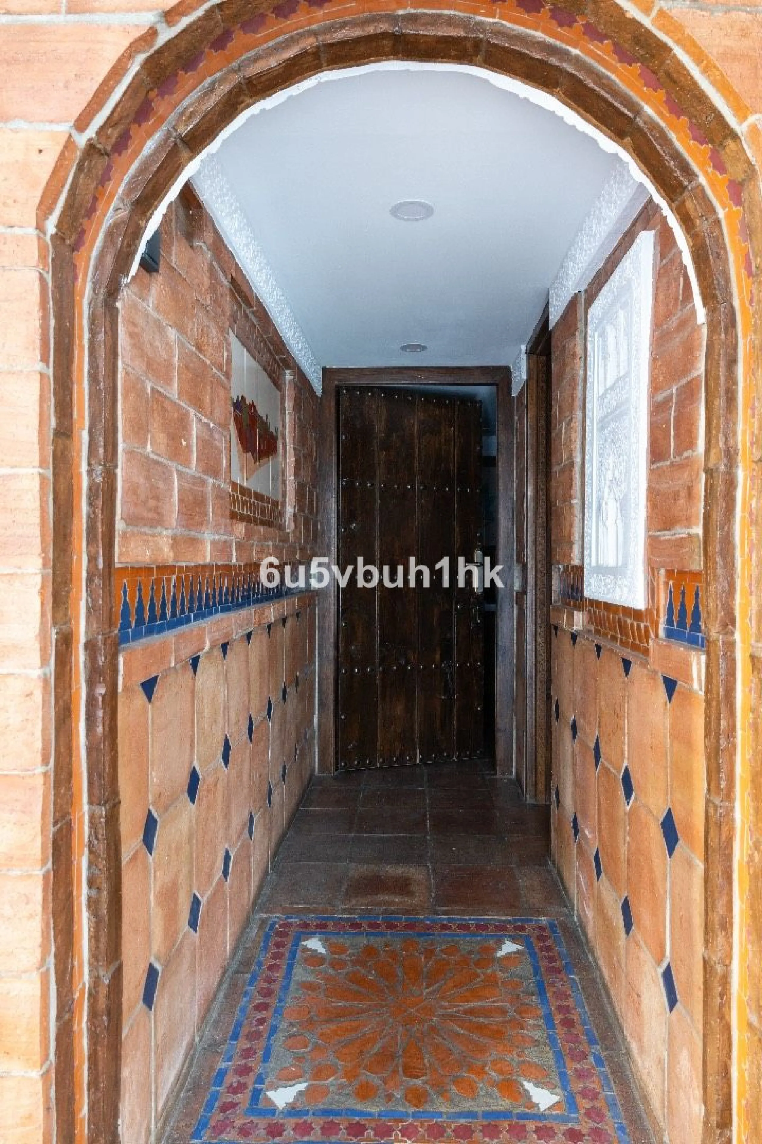 Stunning finca located in Cortijuelo de la Alcaparra with a total area of ​​1,727 m². The property has 820 m² built, distributed over two floors that house two independent homes, perfect for large families or as an investment opportunity.