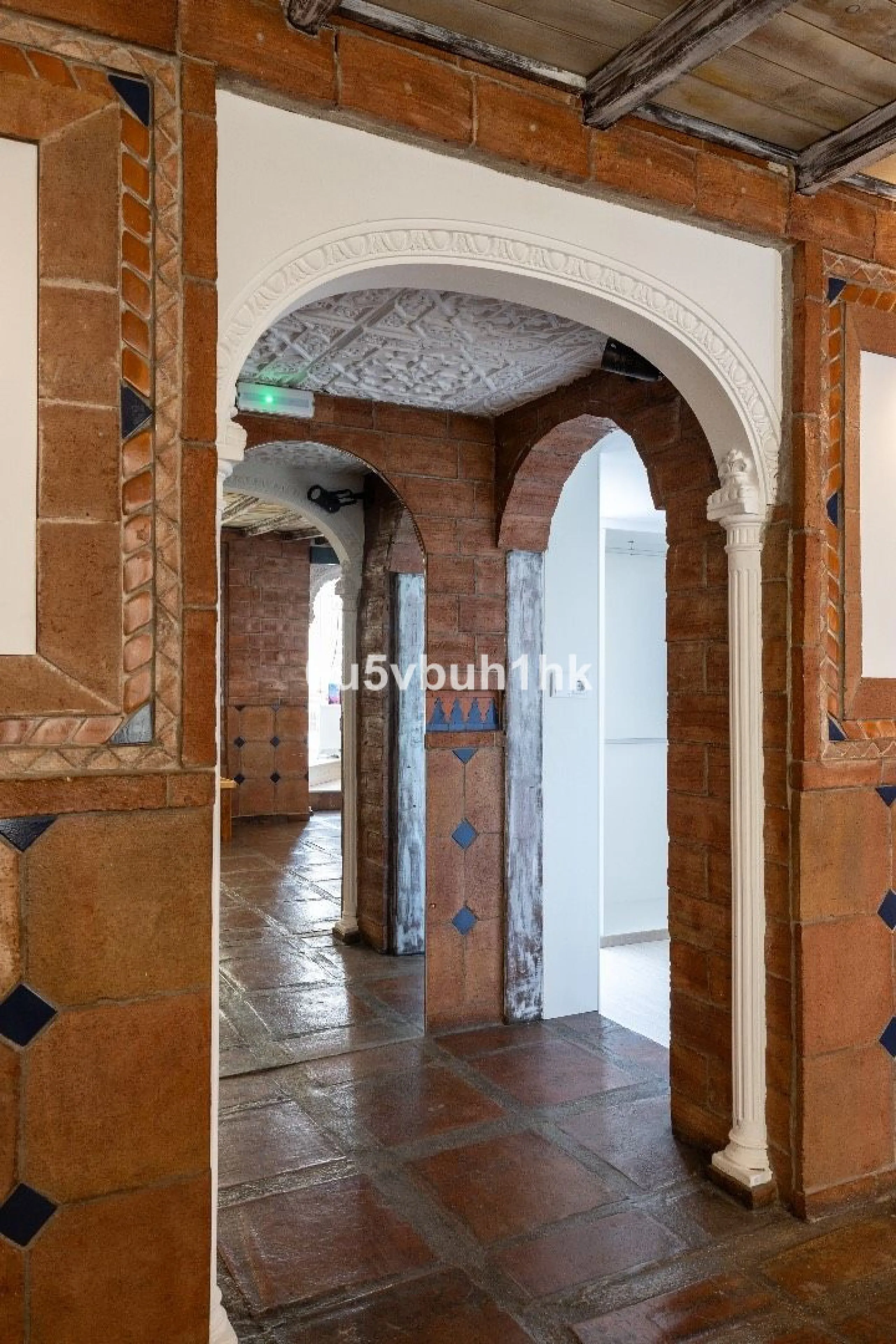 Stunning finca located in Cortijuelo de la Alcaparra with a total area of ​​1,727 m². The property has 820 m² built, distributed over two floors that house two independent homes, perfect for large families or as an investment opportunity.