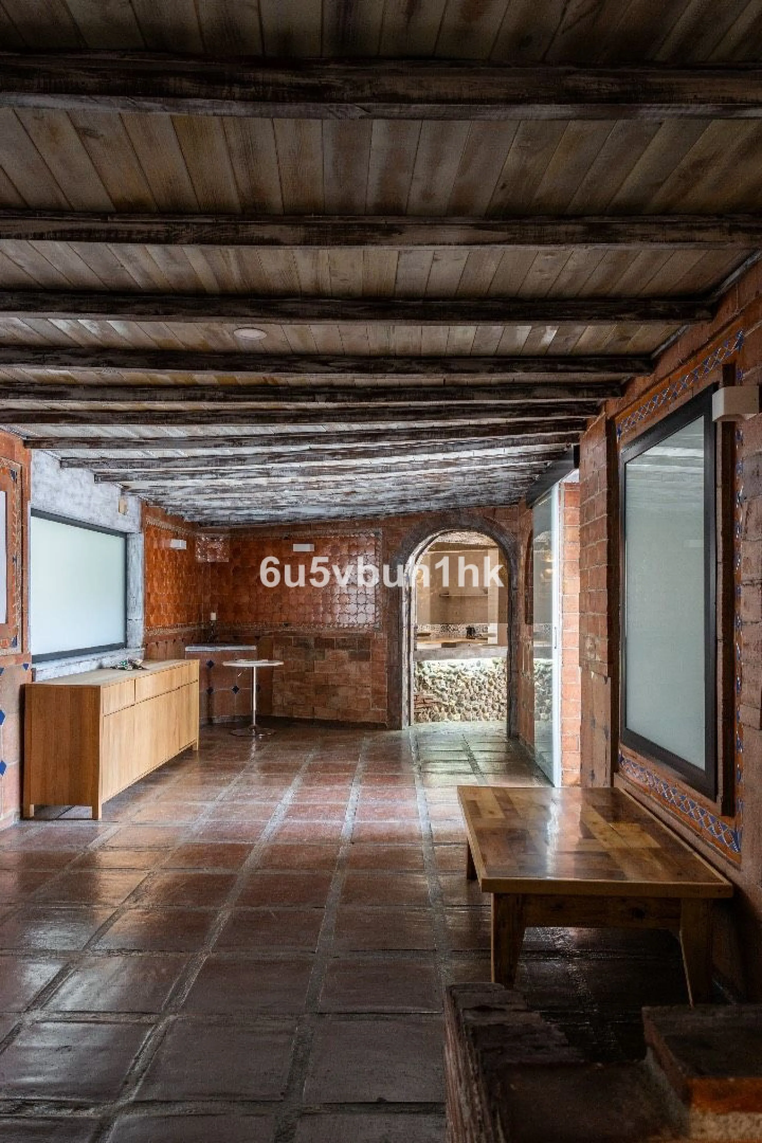 Stunning finca located in Cortijuelo de la Alcaparra with a total area of ​​1,727 m². The property has 820 m² built, distributed over two floors that house two independent homes, perfect for large families or as an investment opportunity.