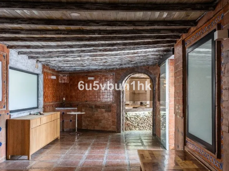 Stunning finca located in Cortijuelo de la Alcaparra with a total area of ​​1,727 m². The property has 820 m² built, distributed over two floors that house two independent homes, perfect for large families or as an investment opportunity.