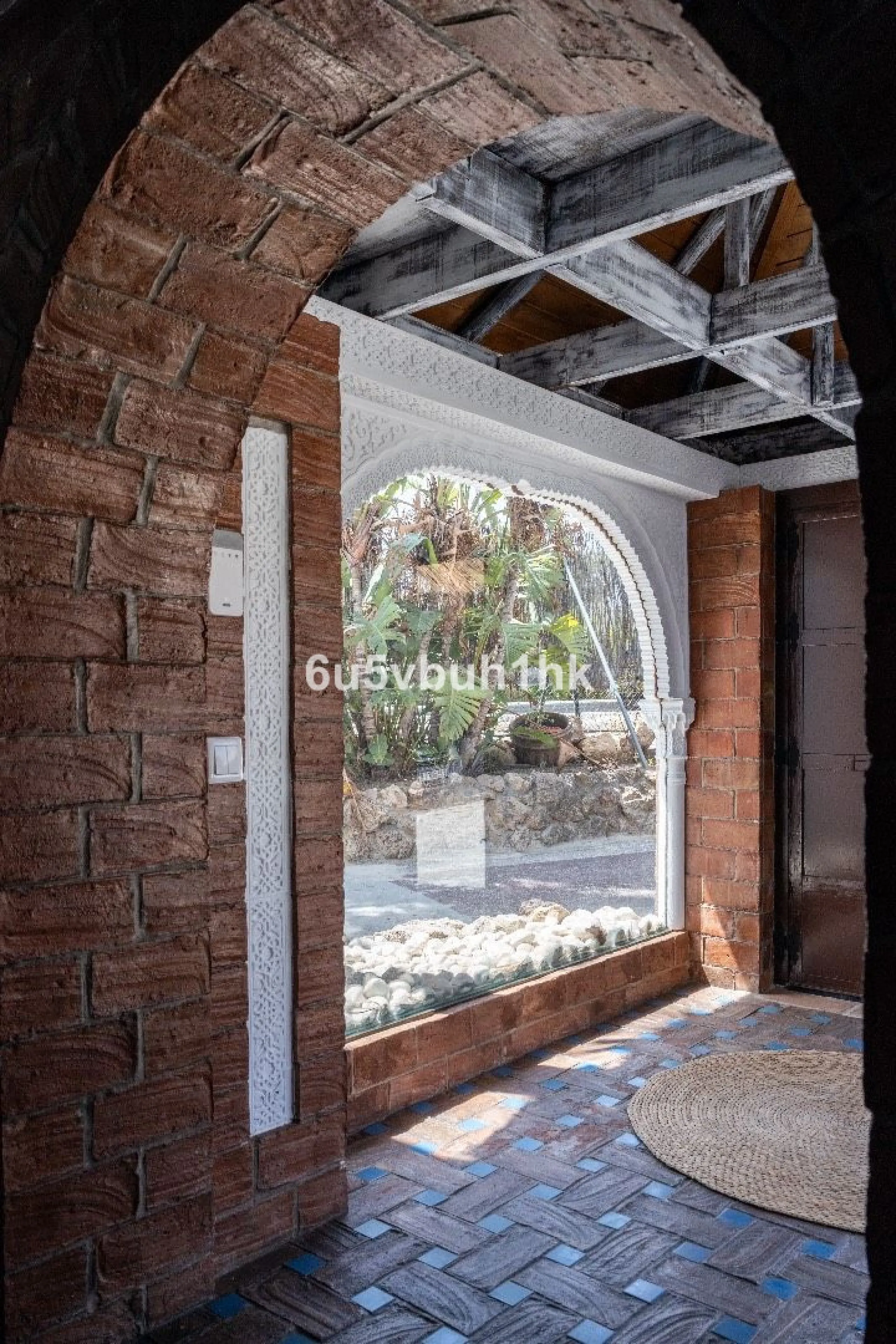 Stunning finca located in Cortijuelo de la Alcaparra with a total area of ​​1,727 m². The property has 820 m² built, distributed over two floors that house two independent homes, perfect for large families or as an investment opportunity.