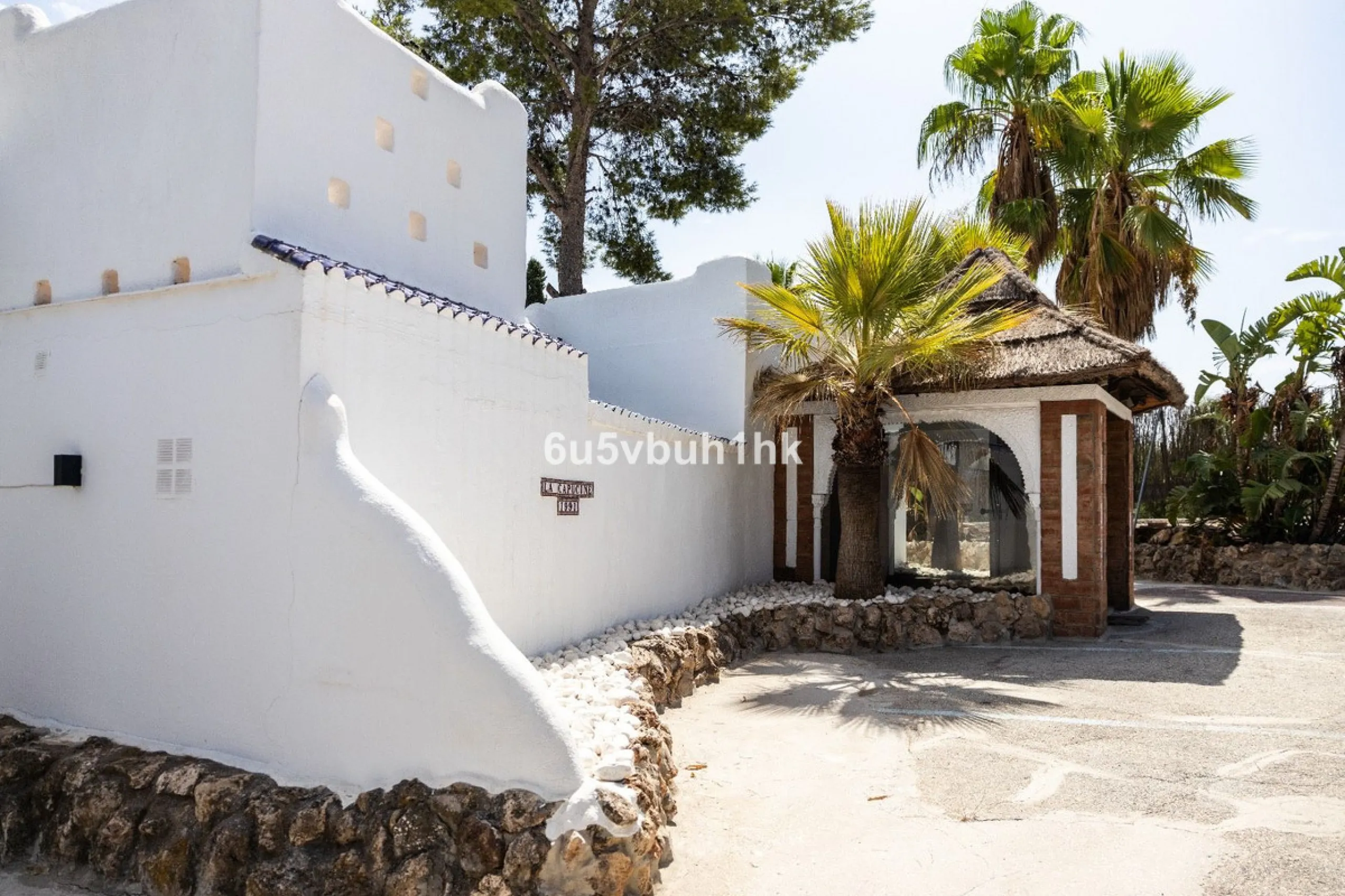 Stunning finca located in Cortijuelo de la Alcaparra with a total area of ​​1,727 m². The property has 820 m² built, distributed over two floors that house two independent homes, perfect for large families or as an investment opportunity.
