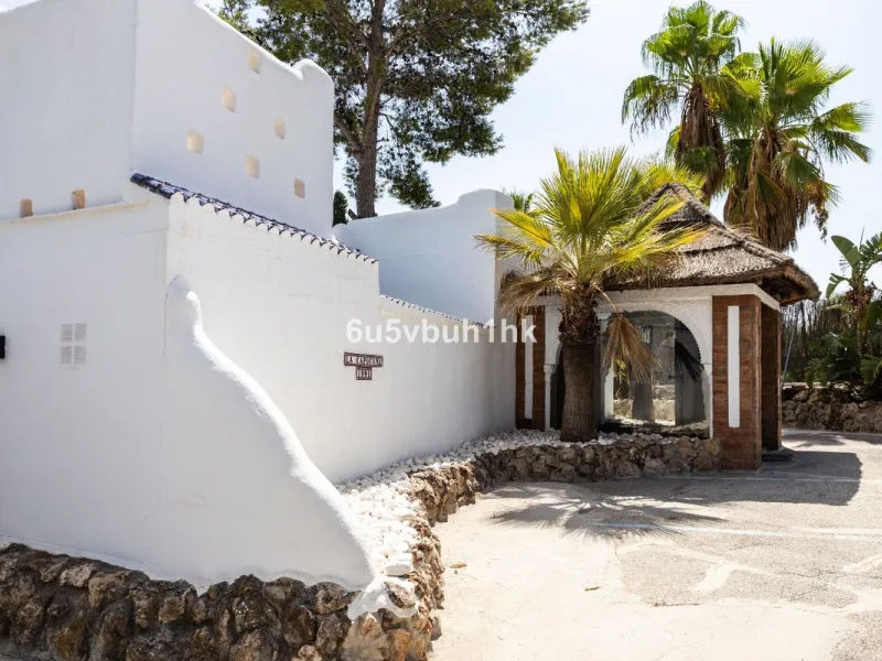 Stunning finca located in Cortijuelo de la Alcaparra with a total area of ​​1,727 m². The property has 820 m² built, distributed over two floors that house two independent homes, perfect for large families or as an investment opportunity.