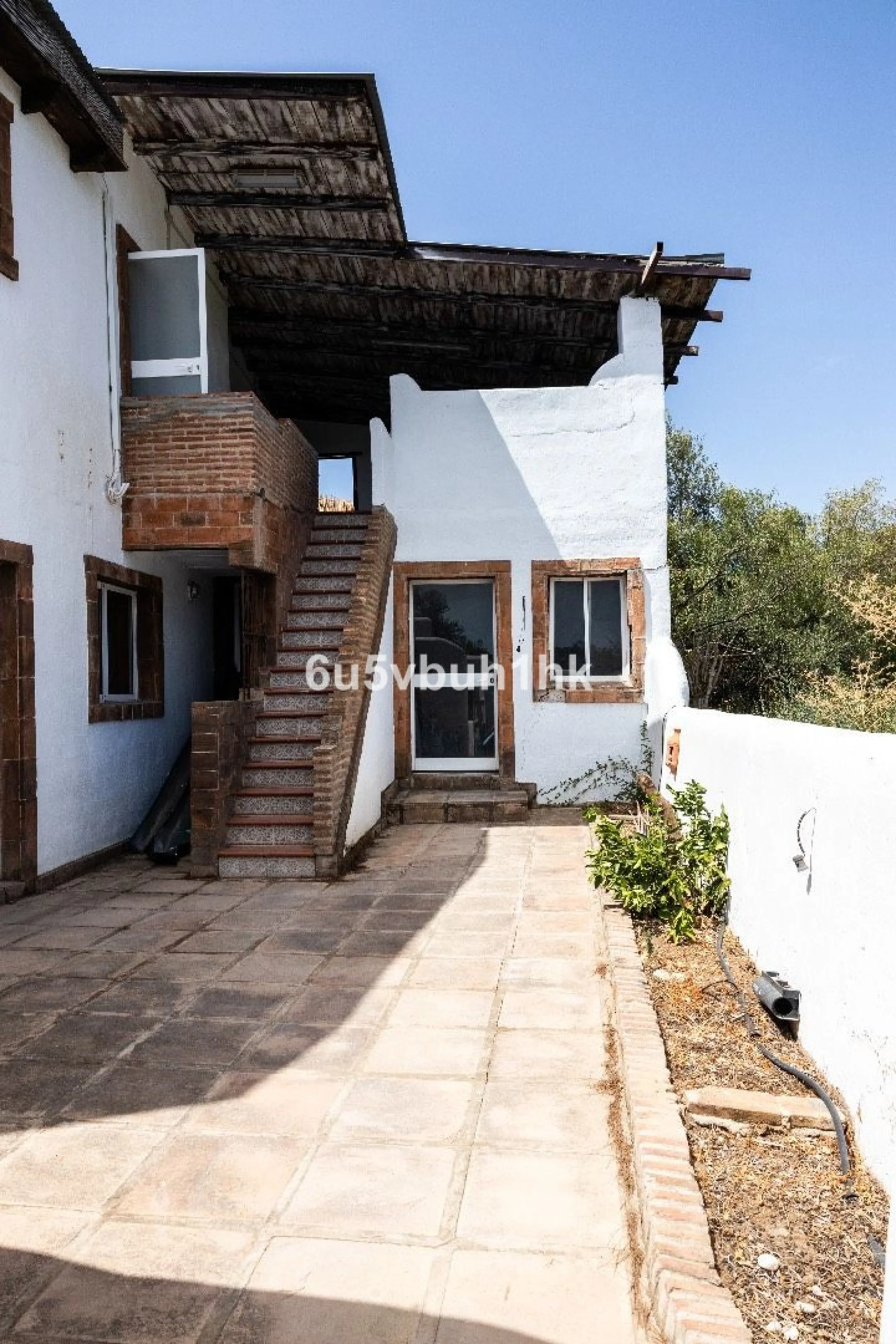 Stunning finca located in Cortijuelo de la Alcaparra with a total area of ​​1,727 m². The property has 820 m² built, distributed over two floors that house two independent homes, perfect for large families or as an investment opportunity.
