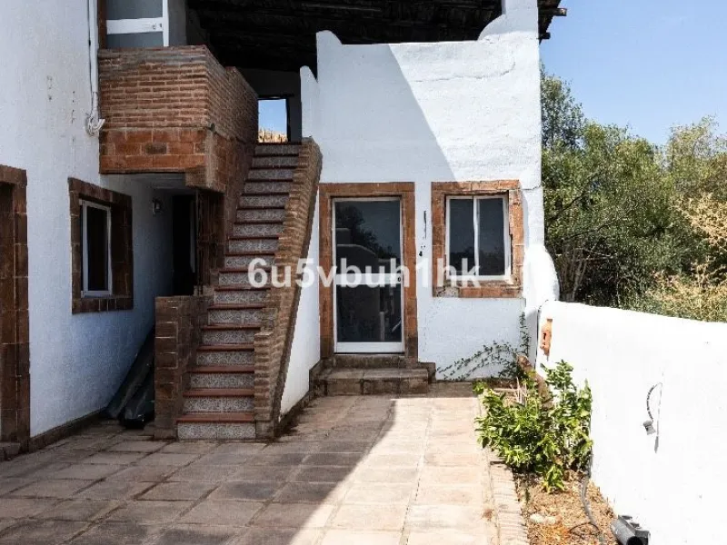 Stunning finca located in Cortijuelo de la Alcaparra with a total area of ​​1,727 m². The property has 820 m² built, distributed over two floors that house two independent homes, perfect for large families or as an investment opportunity.