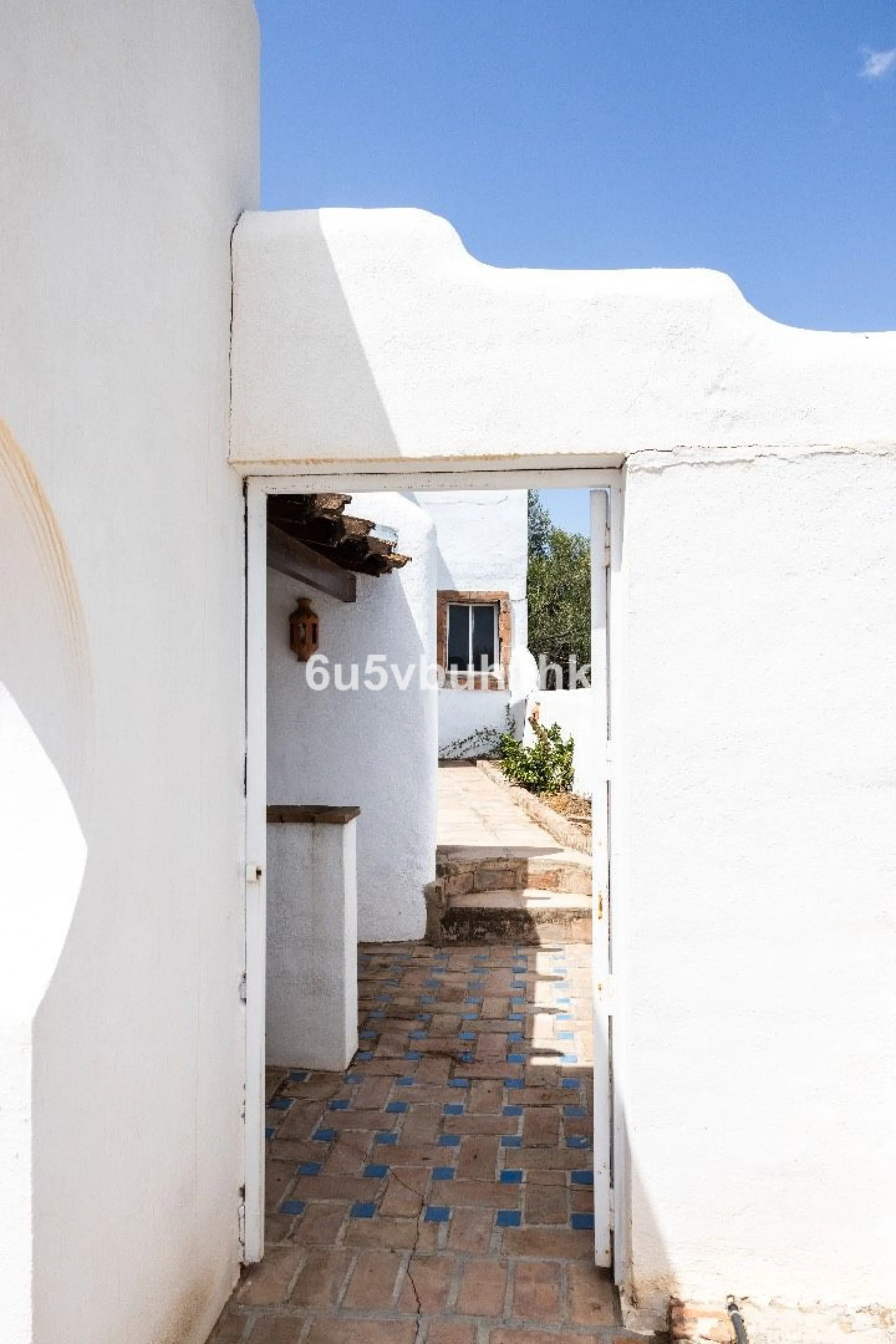 Stunning finca located in Cortijuelo de la Alcaparra with a total area of ​​1,727 m². The property has 820 m² built, distributed over two floors that house two independent homes, perfect for large families or as an investment opportunity.