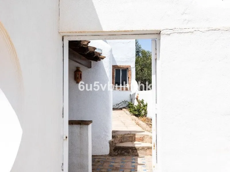 Stunning finca located in Cortijuelo de la Alcaparra with a total area of ​​1,727 m². The property has 820 m² built, distributed over two floors that house two independent homes, perfect for large families or as an investment opportunity.
