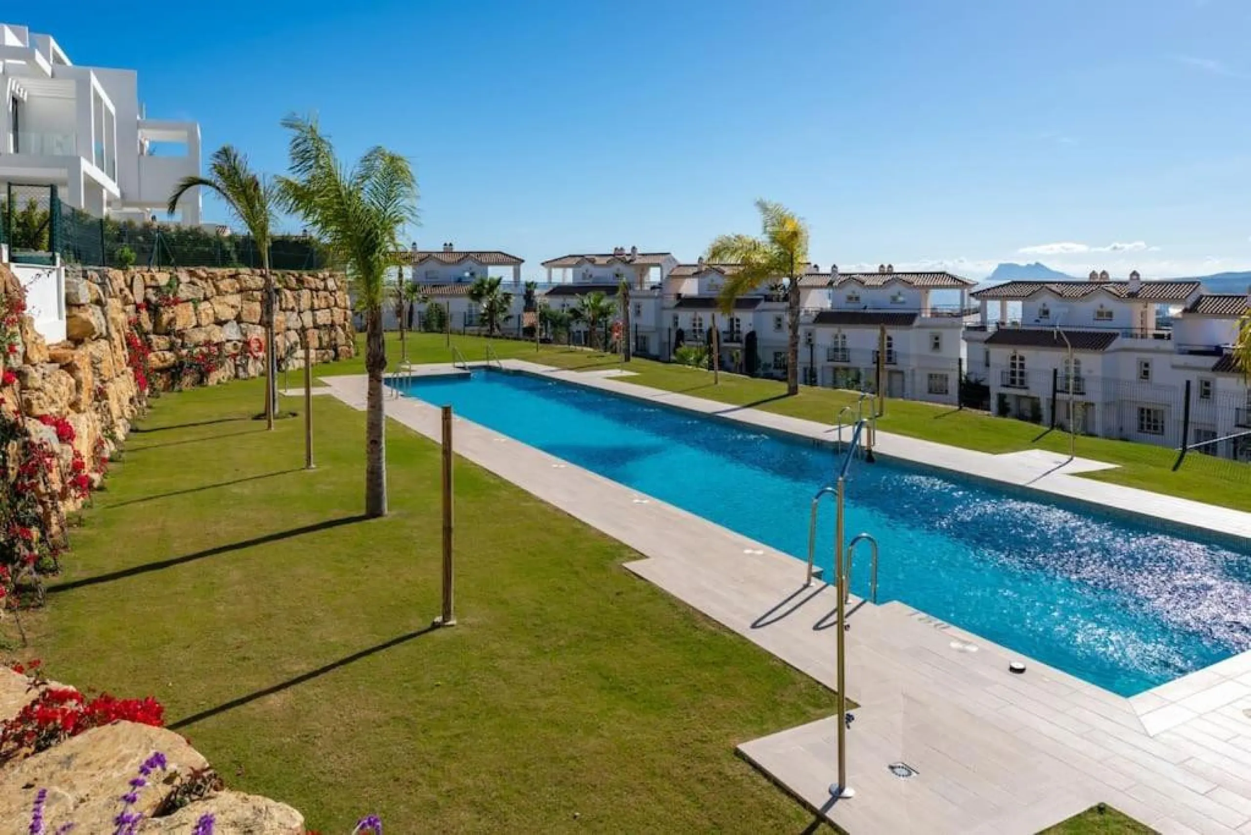 This beautifully furnished 3-bedroom semi-detached house is located in the sought-after Bahía de las Rocas area of Manilva, perfectly positioned between Sotogrande and La Duquesa. Set within a secure gated community, this south-facing property offers brea