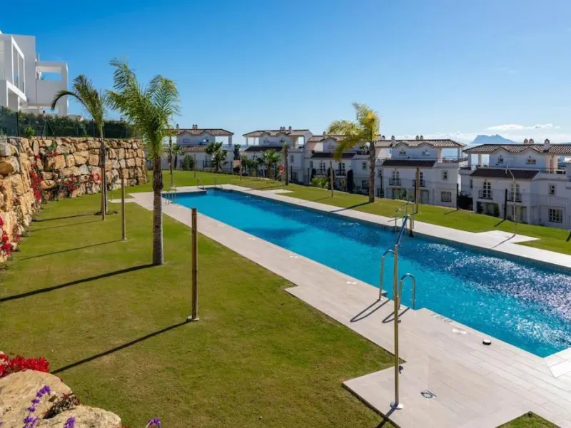 This beautifully furnished 3-bedroom semi-detached house is located in the sought-after Bahía de las Rocas area of Manilva, perfectly positioned between Sotogrande and La Duquesa. Set within a secure gated community, this south-facing property offers brea