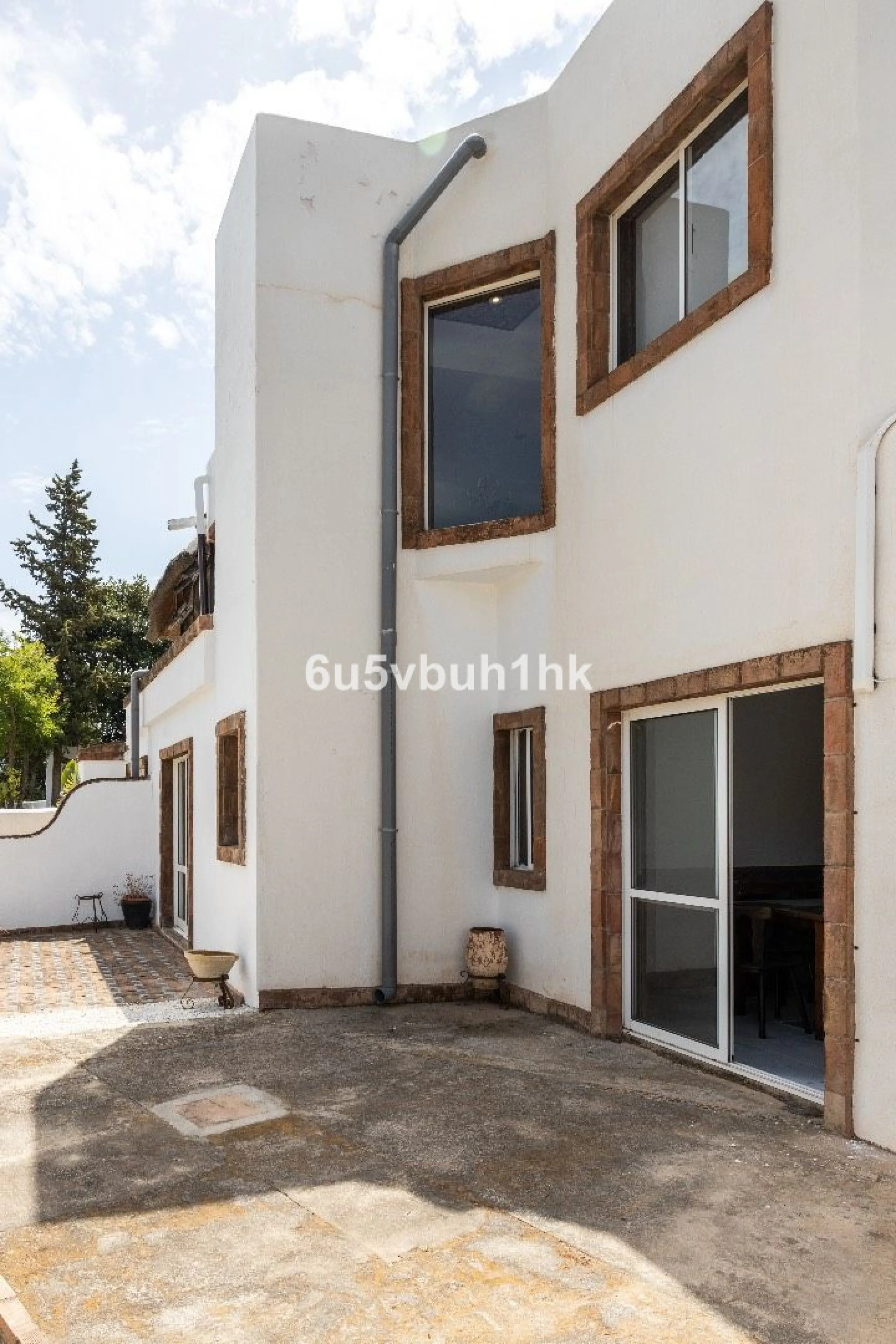 Stunning finca located in Cortijuelo de la Alcaparra with a total area of ​​1,727 m². The property has 820 m² built, distributed over two floors that house two independent homes, perfect for large families or as an investment opportunity.