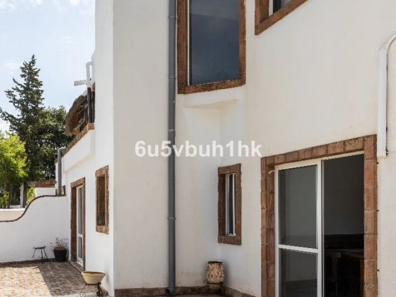 Stunning finca located in Cortijuelo de la Alcaparra with a total area of ​​1,727 m². The property has 820 m² built, distributed over two floors that house two independent homes, perfect for large families or as an investment opportunity.