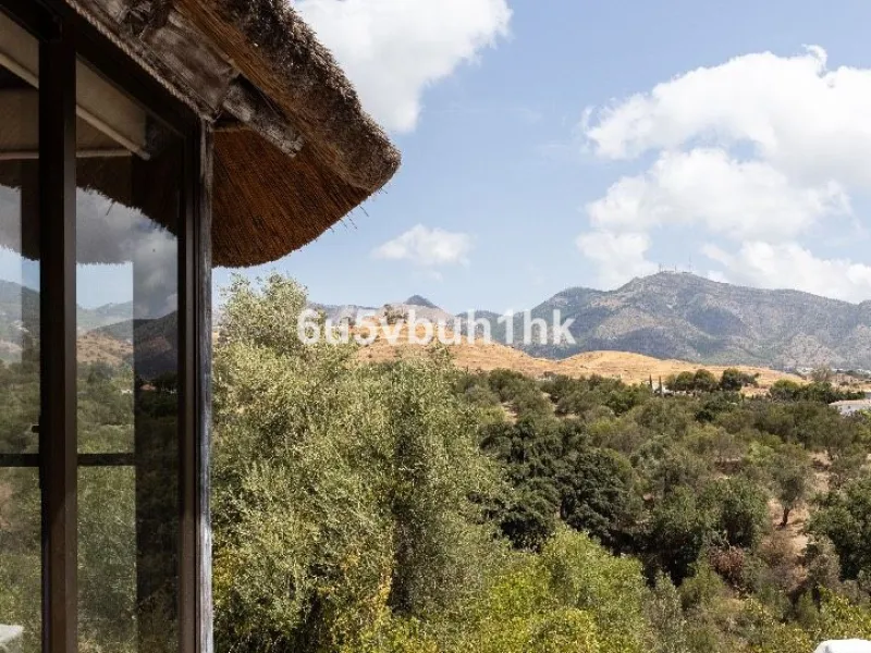 Stunning finca located in Cortijuelo de la Alcaparra with a total area of ​​1,727 m². The property has 820 m² built, distributed over two floors that house two independent homes, perfect for large families or as an investment opportunity.