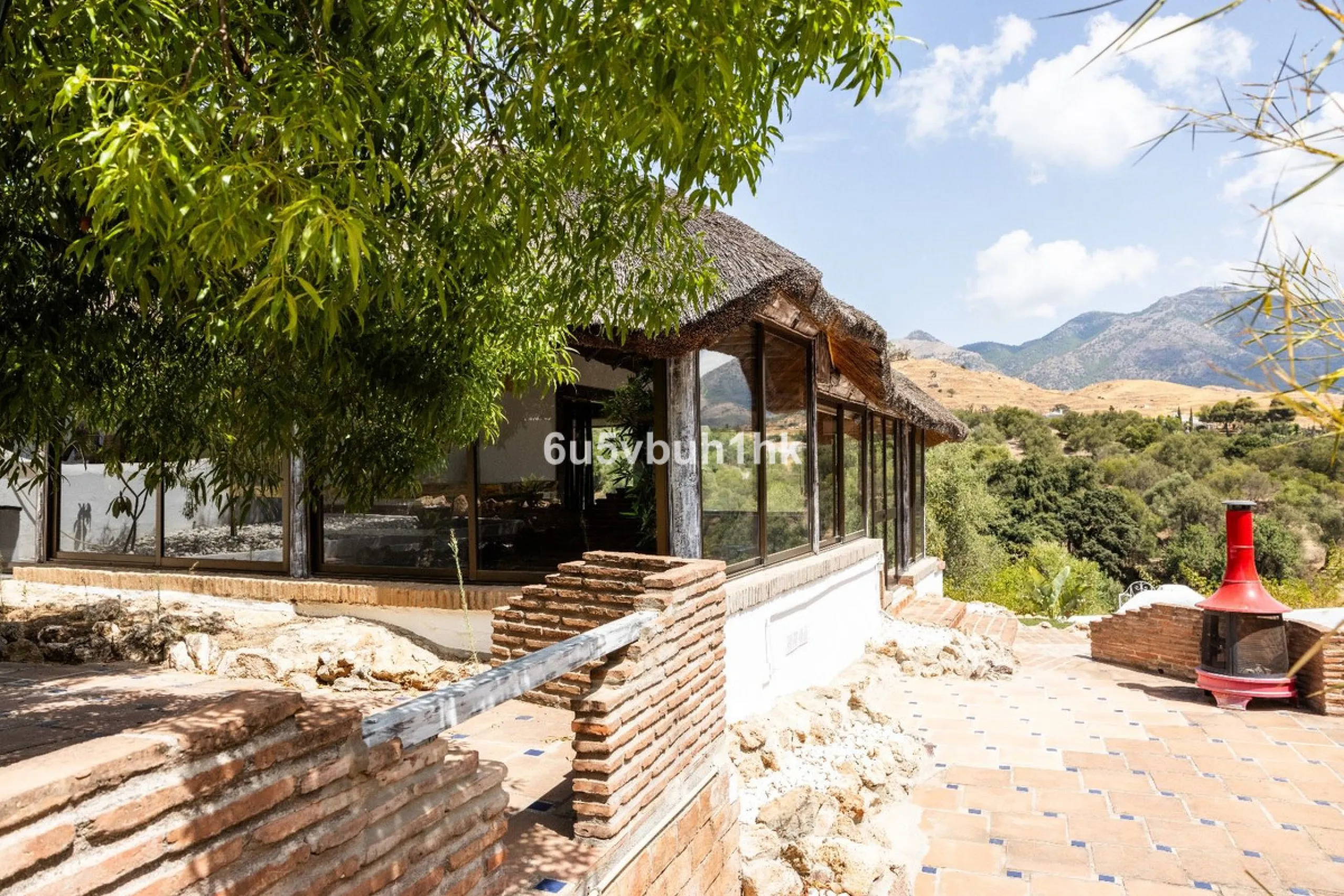 Stunning finca located in Cortijuelo de la Alcaparra with a total area of ​​1,727 m². The property has 820 m² built, distributed over two floors that house two independent homes, perfect for large families or as an investment opportunity.