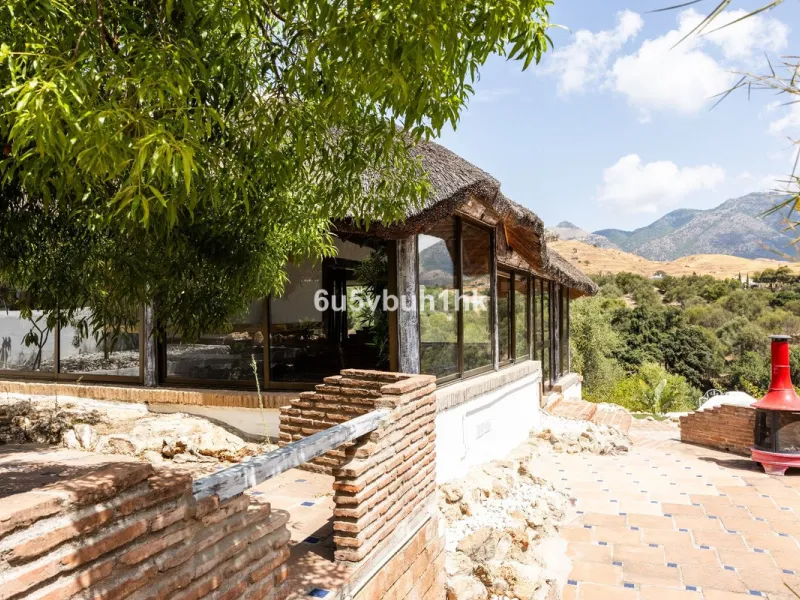 Stunning finca located in Cortijuelo de la Alcaparra with a total area of ​​1,727 m². The property has 820 m² built, distributed over two floors that house two independent homes, perfect for large families or as an investment opportunity.
