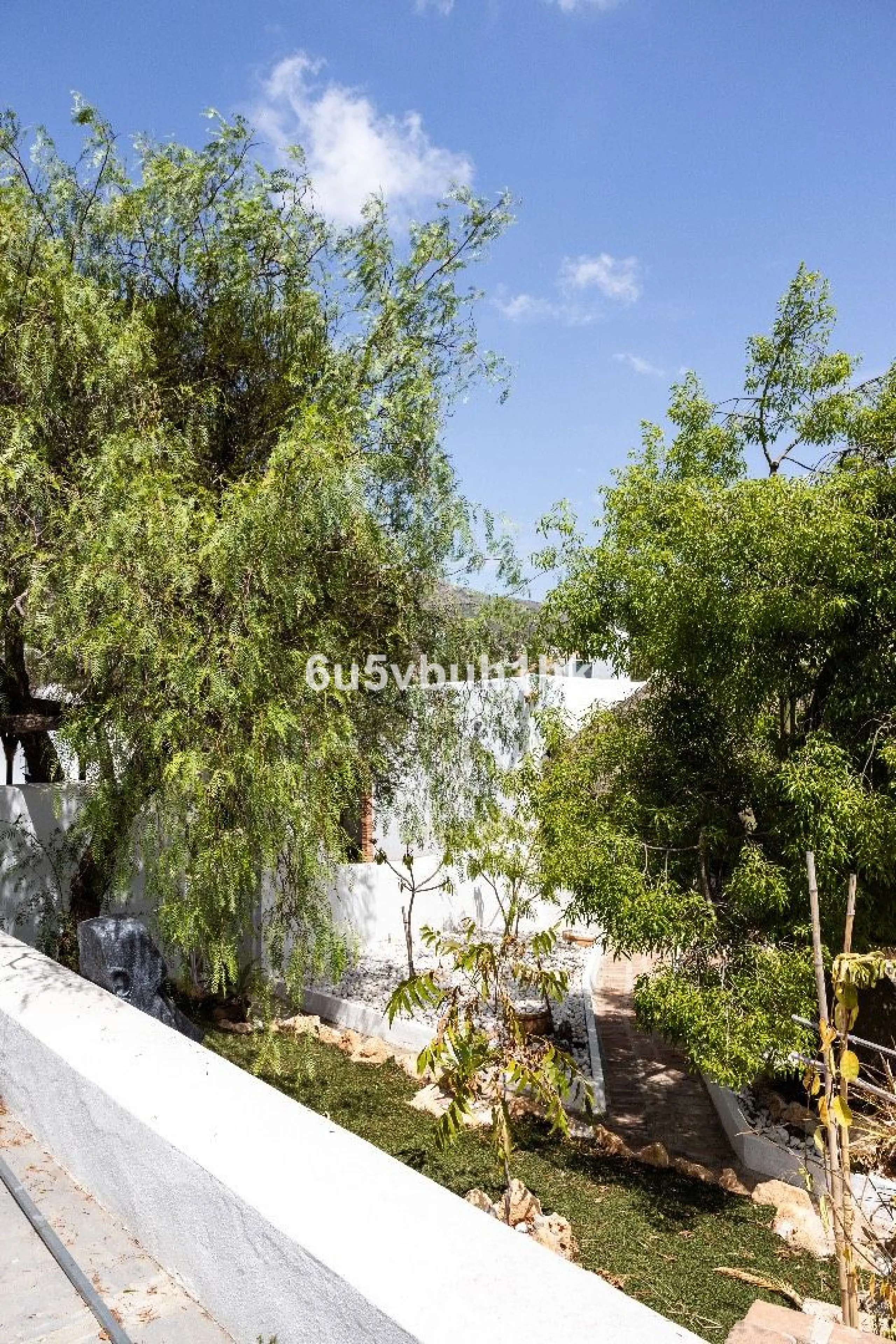Stunning finca located in Cortijuelo de la Alcaparra with a total area of ​​1,727 m². The property has 820 m² built, distributed over two floors that house two independent homes, perfect for large families or as an investment opportunity.