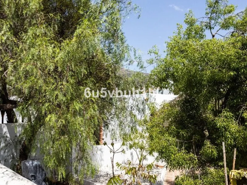 Stunning finca located in Cortijuelo de la Alcaparra with a total area of ​​1,727 m². The property has 820 m² built, distributed over two floors that house two independent homes, perfect for large families or as an investment opportunity.