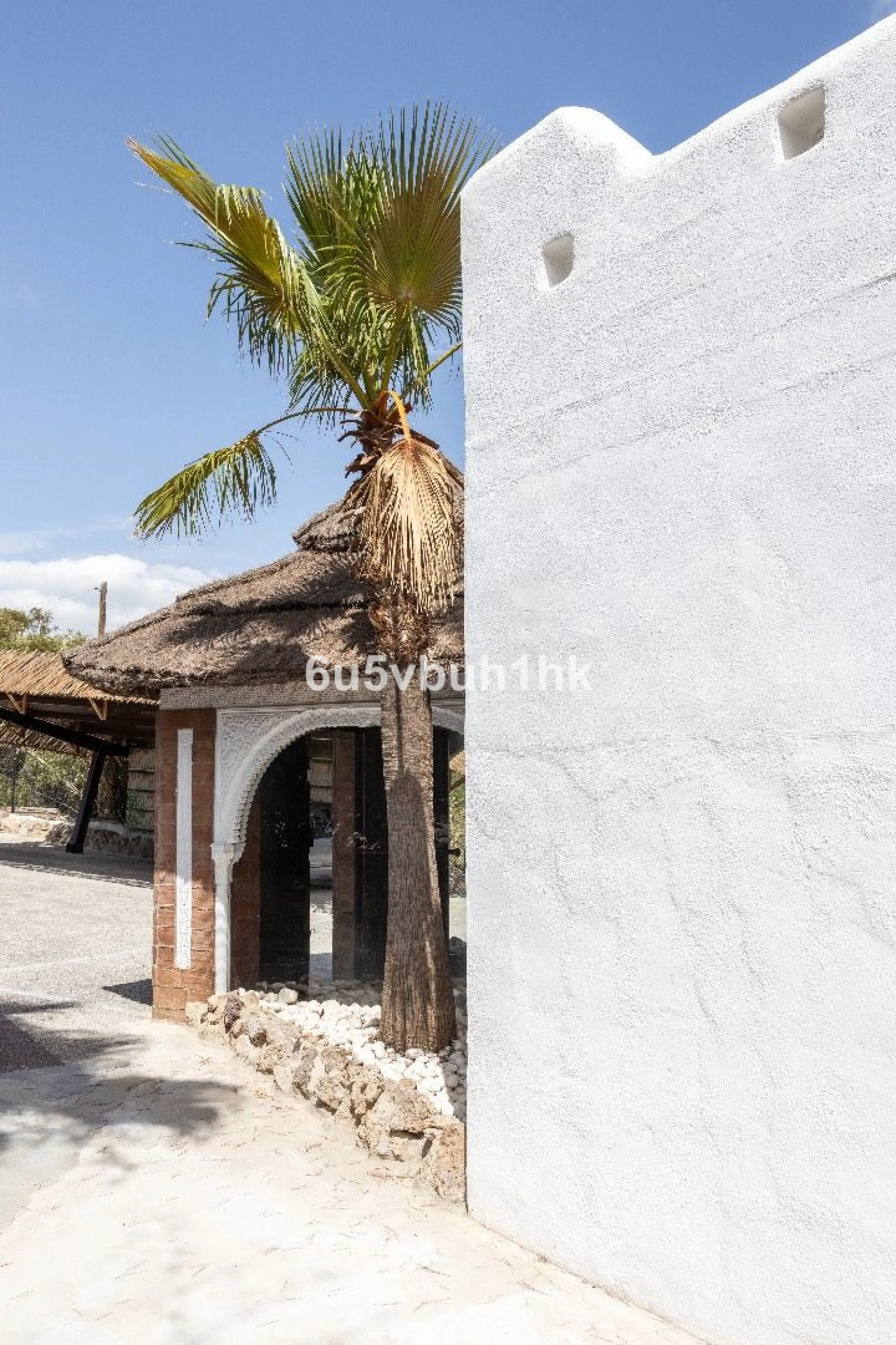 Stunning finca located in Cortijuelo de la Alcaparra with a total area of ​​1,727 m². The property has 820 m² built, distributed over two floors that house two independent homes, perfect for large families or as an investment opportunity.
