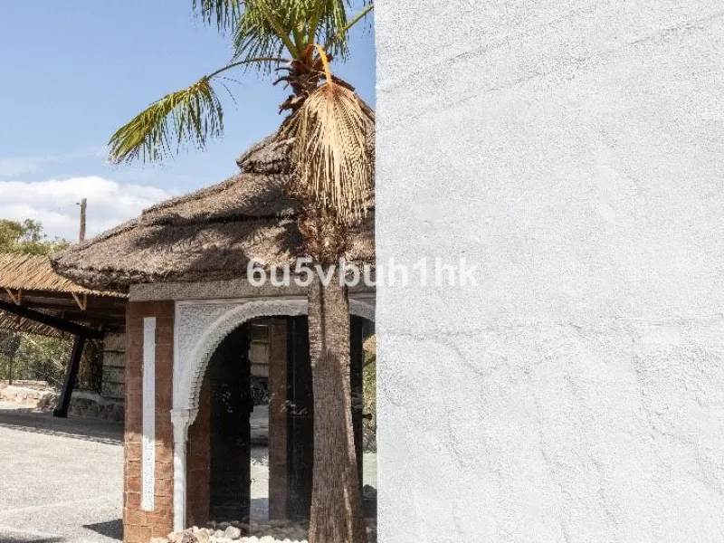 Stunning finca located in Cortijuelo de la Alcaparra with a total area of ​​1,727 m². The property has 820 m² built, distributed over two floors that house two independent homes, perfect for large families or as an investment opportunity.