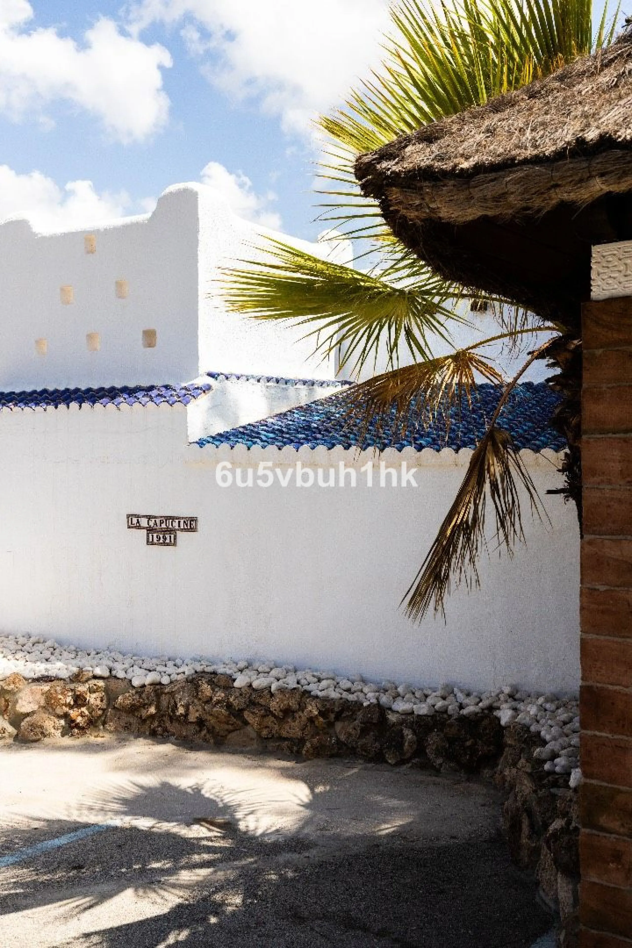 Stunning finca located in Cortijuelo de la Alcaparra with a total area of ​​1,727 m². The property has 820 m² built, distributed over two floors that house two independent homes, perfect for large families or as an investment opportunity.
