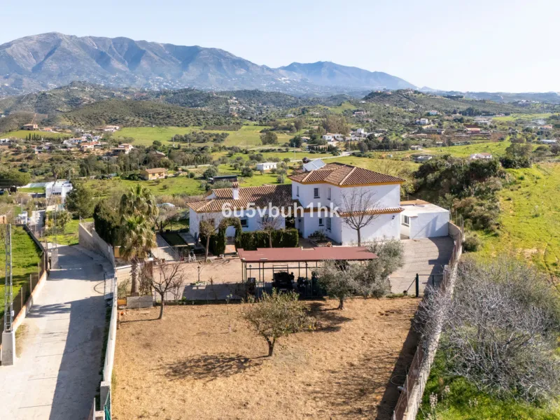 Charming Andalusian Villa in Entrerríos – privacy, open views and equestrian potential near the coast