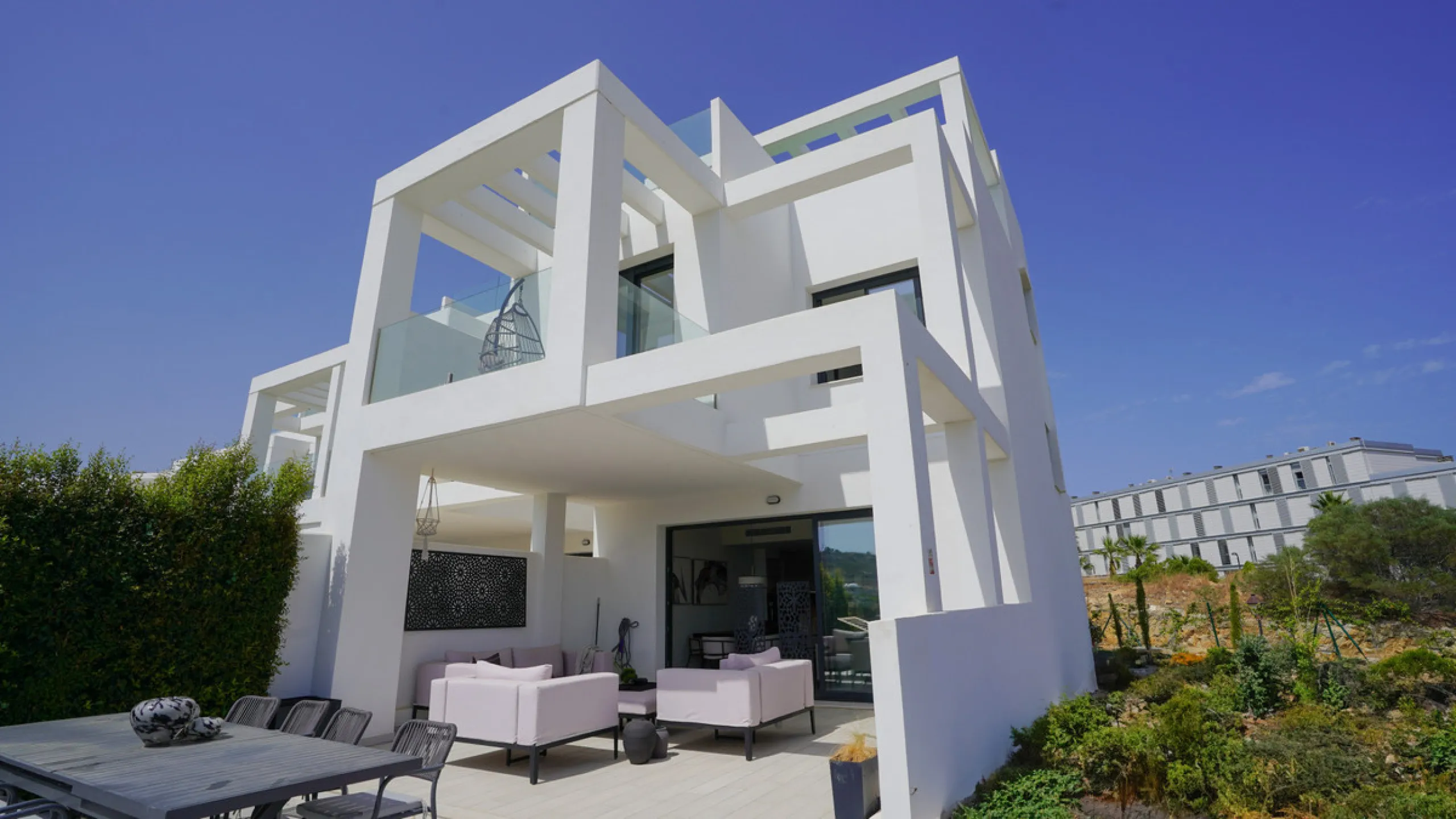 This beautifully furnished 3-bedroom semi-detached house is located in the sought-after Bahía de las Rocas area of Manilva, perfectly positioned between Sotogrande and La Duquesa. Set within a secure gated community, this south-facing property offers brea