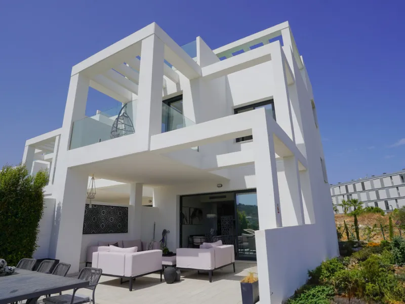 This beautifully furnished 3-bedroom semi-detached house is located in the sought-after Bahía de las Rocas area of Manilva, perfectly positioned between Sotogrande and La Duquesa. Set within a secure gated community, this south-facing property offers brea