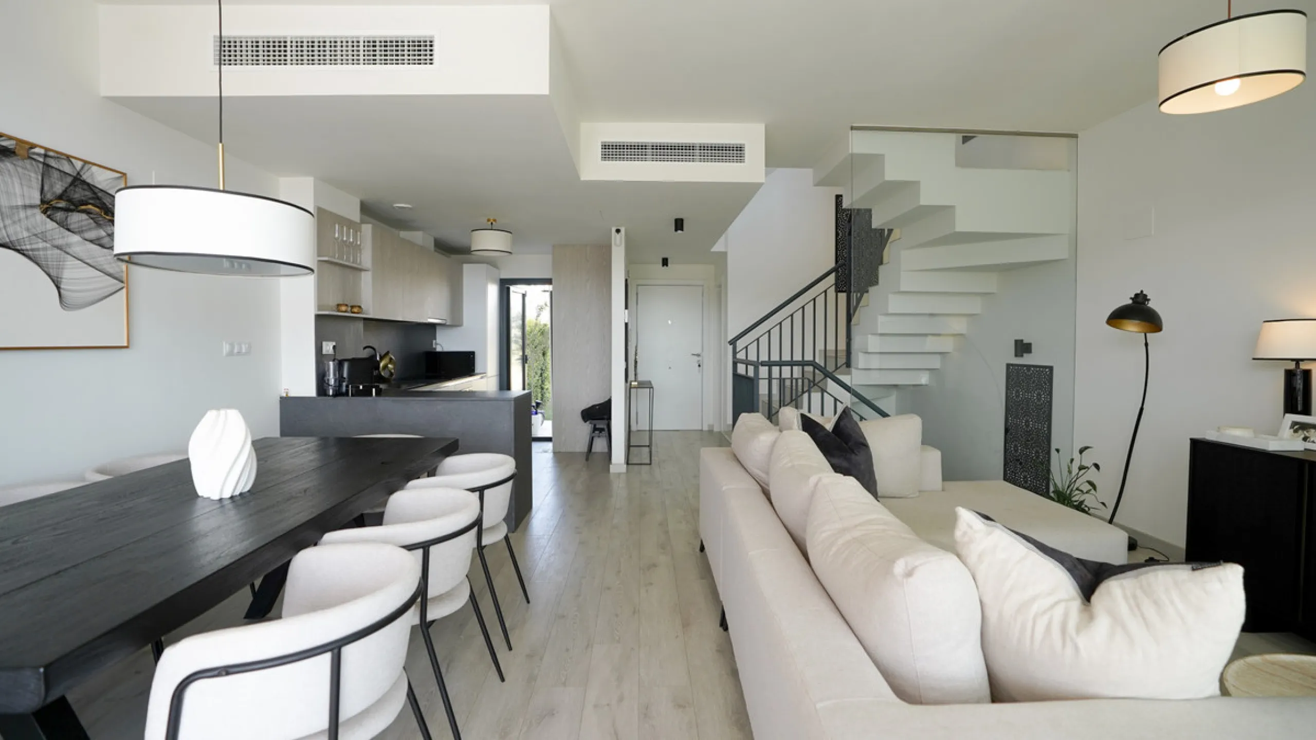 This beautifully furnished 3-bedroom semi-detached house is located in the sought-after Bahía de las Rocas area of Manilva, perfectly positioned between Sotogrande and La Duquesa. Set within a secure gated community, this south-facing property offers brea