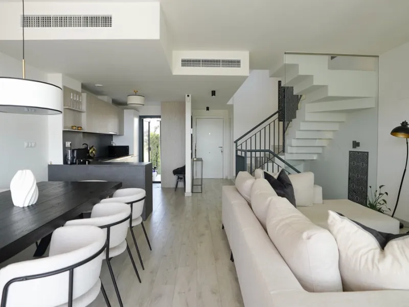 This beautifully furnished 3-bedroom semi-detached house is located in the sought-after Bahía de las Rocas area of Manilva, perfectly positioned between Sotogrande and La Duquesa. Set within a secure gated community, this south-facing property offers brea
