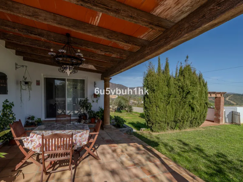 Charming Andalusian Villa in Entrerríos – privacy, open views and equestrian potential near the coast