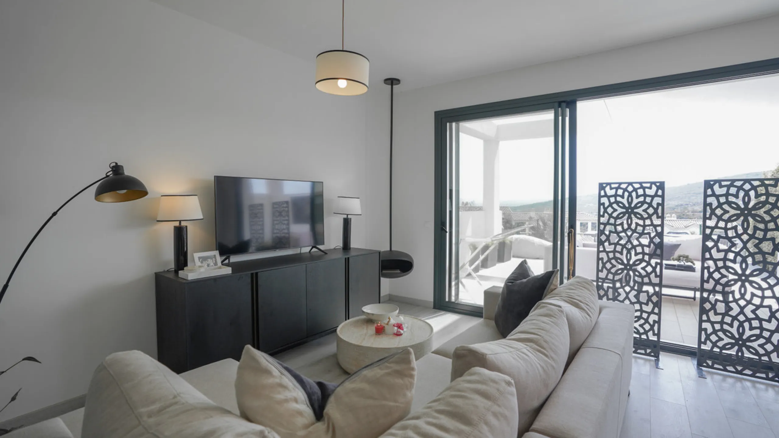 This beautifully furnished 3-bedroom semi-detached house is located in the sought-after Bahía de las Rocas area of Manilva, perfectly positioned between Sotogrande and La Duquesa. Set within a secure gated community, this south-facing property offers brea